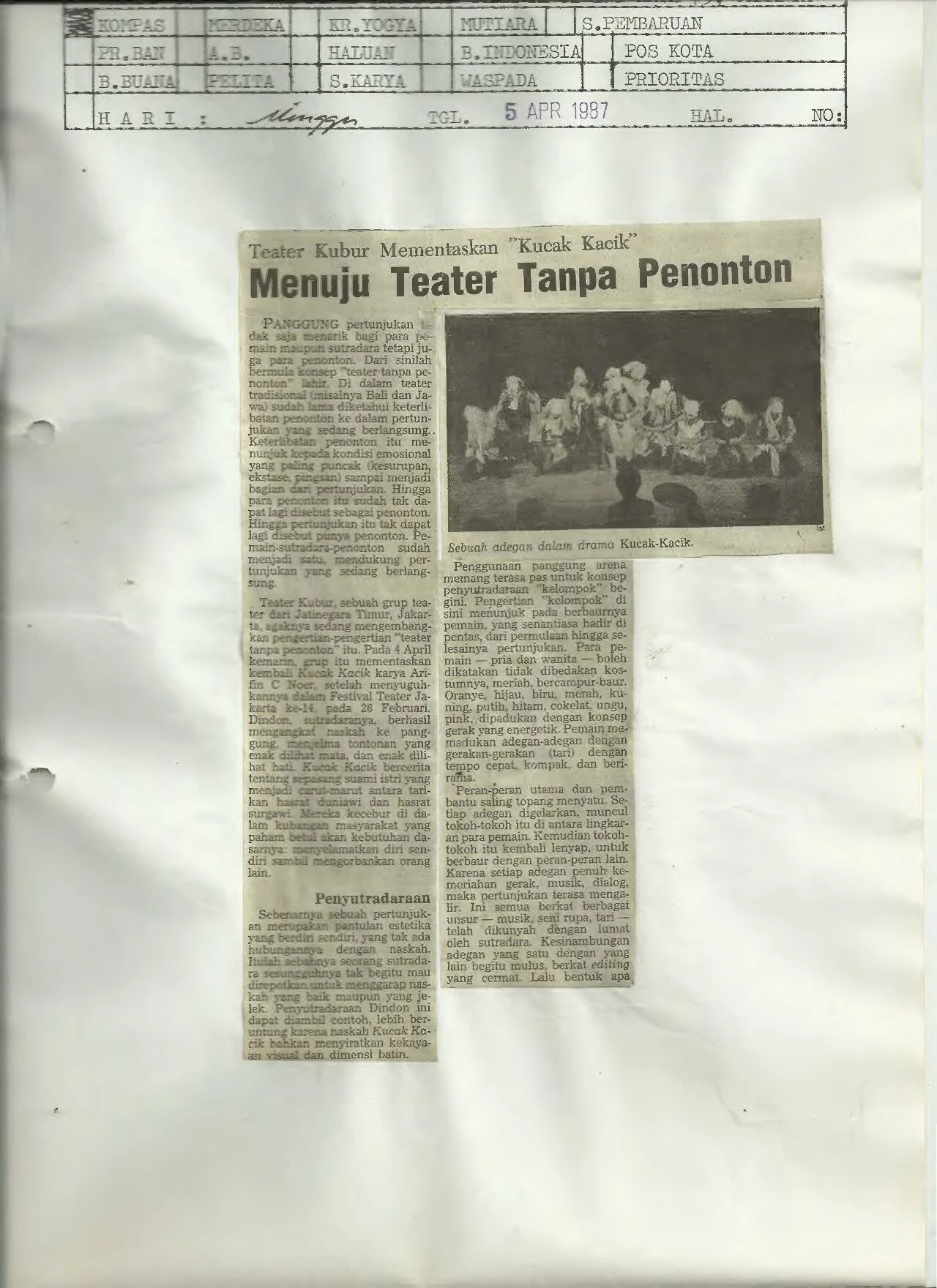 Teater Kubur mementaskan "Kucak Kacik" Menuju Teater Tanpa Penonton (Kubur Theatre Staging "Kucak-Kacik", Towards Thatre Without Spectators)