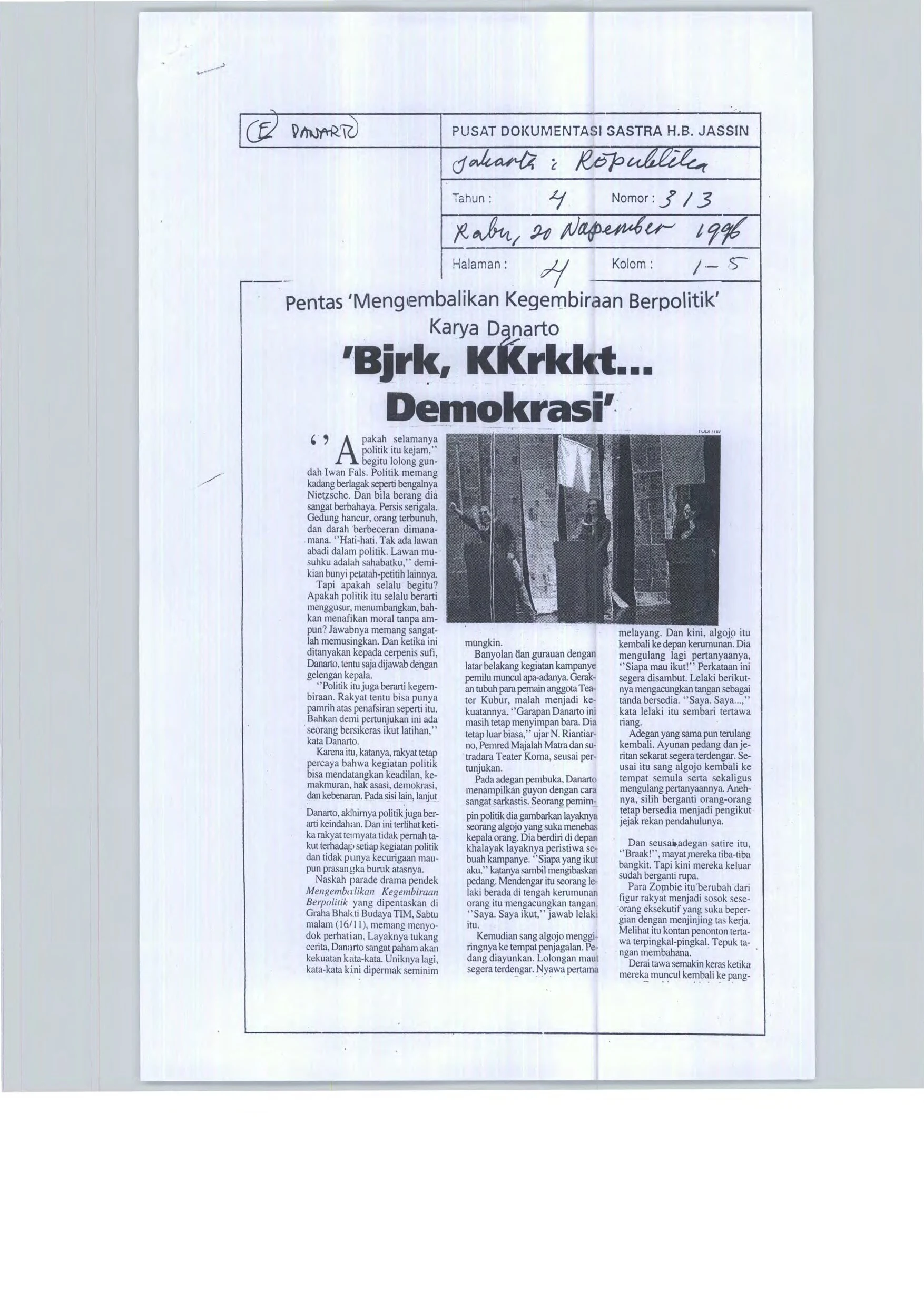 Pentas ‘Mengembalikan kegembiraan berpolitik’ karya Danarto - ‘Bjrk, KKrkkkt… Demokrasi’ (Performance of Danarto’s “Mengembalikan Kegembiraan Berpolitik” (Restoring the joy of politics) - ‘Bjrk, KKrkkkt… Democracy’)